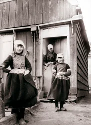 Dziewczyny w tradycyjnych strojach, Marken Island, Holandia, 1898.