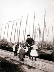 Mieszkańcy wyspy Marken, Holandia, 1898