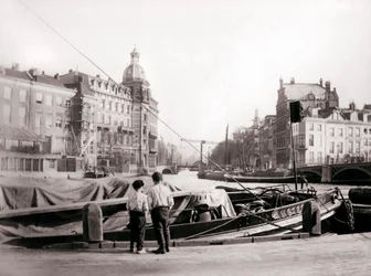 Dwóch chłopców nad kanałem, Rotterdam, 1898.