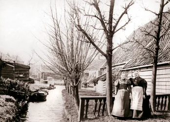 Dwie kobiety na brzegu kanału, Broek, Holandia, 1898.