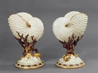 Para wazonów Worcester w kształcie muszli Nautilus, 1880 porcelana
