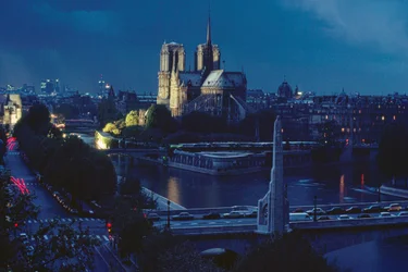 Widok z zewnątrz na Notre Dame nocą. Paryż, Francja.