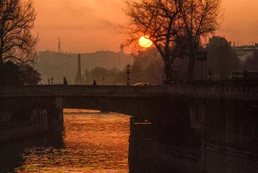 Wschód słońca nad Sekwaną w pobliżu Ile de la Cite. PARYŻ, FRANCJA.