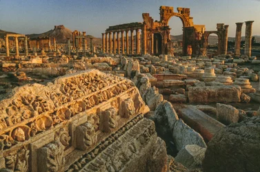 Widok na rzymskie ruiny w Palmyrze. PALMYRA, SYRIA.