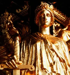 Sprawiedliwość, jedna z czterech cnót kardynalnych z baldachimu wieży Albert Memorial, ukończona w 1876 r. (brąz złocony)