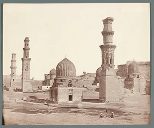 Egipt. Kair. Nekropola Południowa. Na pierwszym planie minaret przy mauzoleum Ali Badra Al-Karafiego (1300-1310), na drugim planie minaret Kusum z czasów mameluckich