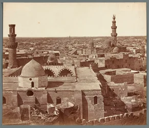 Egipt. Kair. Widok ogólny - na drugim planie madrasa-mauzoleum Umm As-Sultan Sza