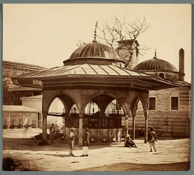 "Fontanna na dziedzińcu Hagia Sophia"