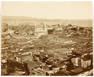 „Nuri Osmaniye” [Stambuł. Panorama miasta z widokiem na meczety: Meczet Nuruosmaniye (w centrum), Meczet Błękitny (po prawej w głębi) i Ayasofya (Hagia Sophia) (po lewej)]