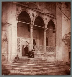 „Portyk Süleymaniye” [Stambuł. Portyk meczetu Süleymaniye]