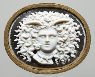 Głowa Meduzy - Warsztat Jamesa Tassie (1735-1799). Kolorowe szkło, złocony papier
