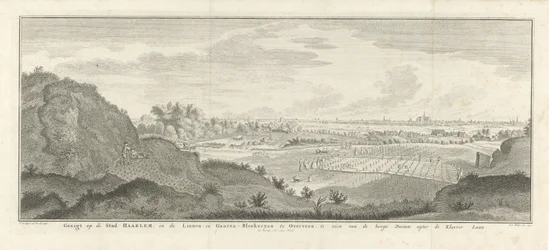 Widok na Haarlem i Overveen Widok na miasto Haarlem oraz trybuny z płótna i przędzy w Overveen, widziane z wysokich wydm za Kleever Laan (tytuł na obiekcie)