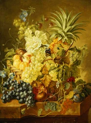 Śliwki, brzoskwinia, winogrona, melon, ananas, figa, porzeczki, wiśnie i kwiaty w koszyku oraz winogrona, granat, śliwki i figa z motylami na kamiennej półce