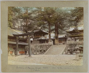 Wejście do Tōshō-gū, Nikko, Japonia (ręcznie kolorowane czarno-białe zdjęcie)