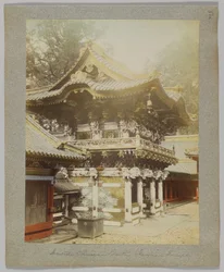 Wewnątrz Chińskiej Bramy, Tōshō-gū, Nikko, Japonia (ręcznie kolorowane czarno-białe zdjęcie)
