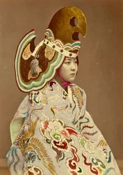 Japonka w tradycyjnym stroju, ok. 1880 r. (zdjęcie ręcznie kolorowanego albumu)