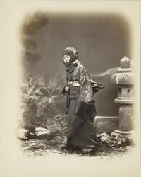 Japonka w śniegu (ręcznie kolorowane czarno-białe zdjęcie)