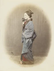 Japonka w tradycyjnym stroju (zdjęcie ręcznie kolorowane czarno-białe)