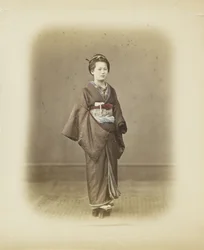 Japonka w tradycyjnym stroju (zdjęcie ręcznie kolorowane czarno-białe)