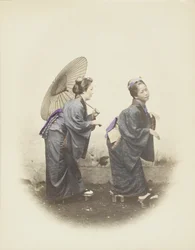Japonki w tradycyjnych strojach (zdjęcie ręcznie kolorowane czarno-białe)
