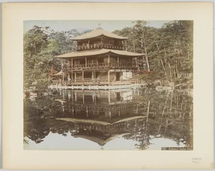 Ogród Kinkakuji, Kioto, Japonia (ręcznie kolorowane czarno-białe zdjęcie)