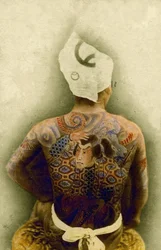 Mężczyzna z tradycyjnym japońskim tatuażem Irezumi, ok. 1880 r. (zdjęcie ręcznie kolorowanego albumu)