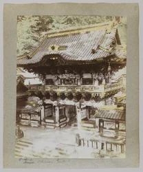 Za Bramą Chińską, Tōshō-gū, Nikko, Japonia (ręcznie kolorowane czarno-białe zdjęcie)
