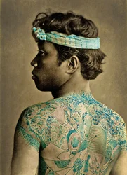 Portret mężczyzny z tradycyjnymi japońskimi tatuażami Irezumi, ok. 1880 r. (zdjęcie ręcznie kolorowanego albuminu)