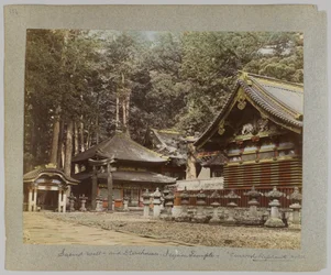 Święta studnia i magazyny, Tōshō-gū, Nikko, Japonia (ręcznie kolorowane czarno-białe zdjęcie)