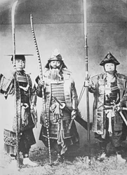 Samuraj Starej Japonii uzbrojony w długi łuk, broń drzewcową i miecze (zdjęcie czarno-białe)