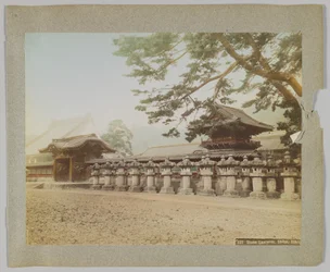 Kamienne latarnie przed świątynią, Shiba Park, Tokio, Japonia (ręcznie kolorowane czarno-białe zdjęcie)