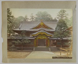 Świątynia w Uyeno, Tokio, Japonia (ręcznie kolorowane czarno-białe zdjęcie)