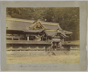 Tōshō-gū widziany z bramy, Nikko, Japonia (ręcznie kolorowane czarno-białe zdjęcie)