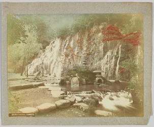 Wodospad, Yumoto, Prefektura Kanagawa, Japonia (ręcznie kolorowane czarno-białe zdjęcie)