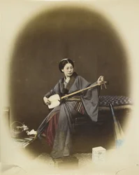 Kobieta grająca na shamisen (ręcznie kolorowane czarno-białe zdjęcie)