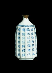 Butelka, ok. 1630 (porcelana arita z niebieską glazurą)