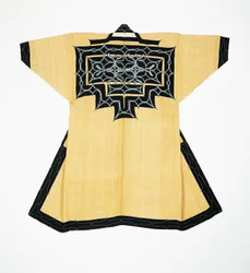 Szata ceremonialna (attush) ludności Ainu z tradycyjnymi motywami Ainu, haftem łańcuszkowym, korą wiązu, wełną i bawełną