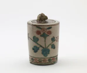 Kadzidło cylindryczne z królikiem na pokrywie, okres Edo lub era Meiji (ceramiczny)