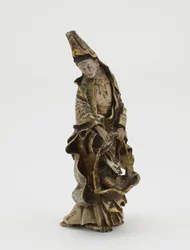 Figura Kannon trzymająca rybę w koszu, era Meiji (ceramika)