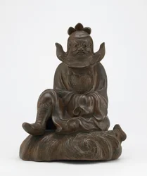Figura Shoki, demona quellera, siedzącego na skale, Imbe, prefektura Okayama, okres Edo lub era Meiji (ceramika)