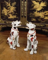 Imari para siedzących psów gończych (porcelana z twardej pasty)