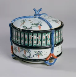 Kadzidło, koniec XVII w. (porcelana kakiemon z emaliami pokrytymi glazurą)