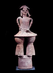Sztuka japońska: terakotowa haniwa (figurka grobowa) przedstawiająca stojącego wojownika w hełmie. Wysokość: 1,12 m. Okres Kofun (350-550 n.e.). Paryż, Musée Guimet, Narodowe Muzeum Sztuki Azjatyckiej