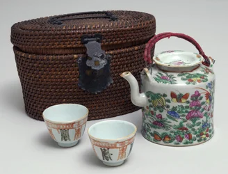 Japoński zestaw do herbaty z wiklinowym etui, ok.1850 (porcelana)