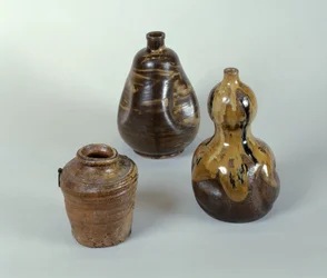 Słoik, butelka Sake i ceramiczna tykwa (porcelana, ceramika, brąz i emalia)