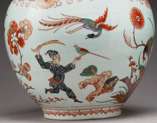 Duży wazon butelkowy, dekorowany w Holandii w stylu Imari, Ko-Imari, koniec XVII w. (ceramika pokryta emalią) (detal z 117741)