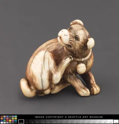 Netsuke wzorowany na drapaniu psa szyja