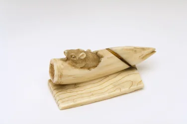 Netsuke myszy wyłaniającej się z pędu bambusa