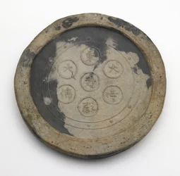 Okrągła płytka okapowa w stylu Todaiji z epoki Meiji (ceramika nieszkliwiona)