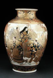 Wazon Satsuma z figurami w procesji, koniec XIX w. (ceramika malowana emaliami)